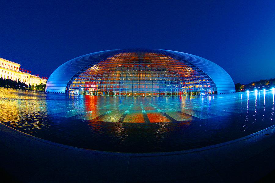 National Centre for the Performing Arts. (PHOTO BY CHEN XIAOGEN/FOR CHINA DAILY)
Fourteen historical sites along the axis, including Qianmen, the Forbidden City, Jingshan Park, the Drum and Bell Towers, Chairman Mao Zedong Memorial Hall, the Monument to the People\'s Heroes and Tiananmen Square have been identified as key heritage sites.
Soto visited Qianmen and a few time-honored shops and the Beijing Fun zone and learned about their history.
\