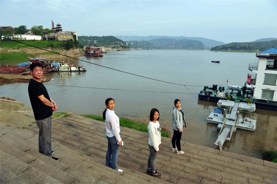 Four childhood friends take a photo years later at the riverside of the Changshou River in Chongqing, April 27, 2018. (Photo provided to chinadaily.com.cn)