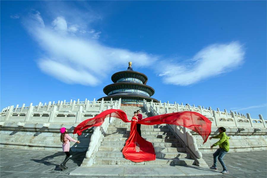 Newlyweds pose for elaborate wedding photos at the Temple of Heaven in Beijing, Sept 18, 2015. (Photo provided to chinadaily.com.cn)