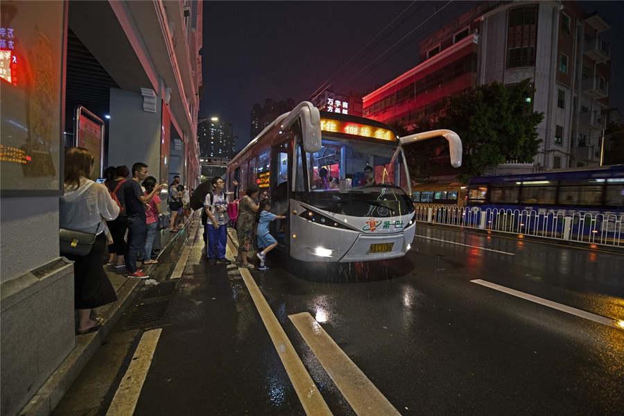 The Zhongshansi Road bus station is seen in Guangzhou city, South China\'s Guangdong Province, Sept. 7, 2018. The road today is twice as wide as the old one 40 years ago.(Photo provided to chinadaily.com.cn)