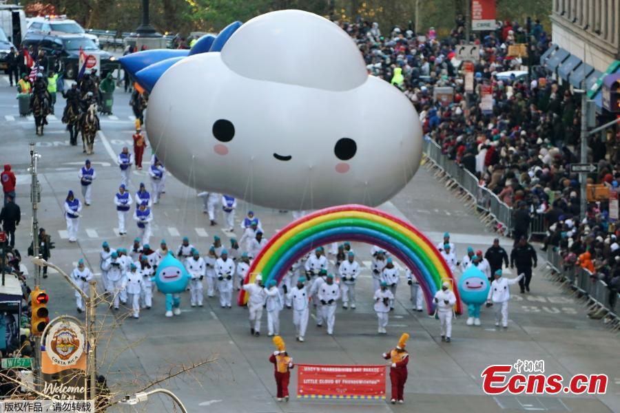 Despite frigid cold and strong winds, millions of people from New York and around the world lined the streets of Manhattan to watch the dazzling display of balloons and floats at the 92nd annual Macy\'s Thanksgiving Day Parade on Thursday,Nov. 22, 2018. Many spectators, huddled under blankets and behind guardrails, have waited for hours at the 77 St./ Central Park West where the three-hour annual spectacle kicked off at 9 a.m. (1400 GMT).(Photo/Agencies)