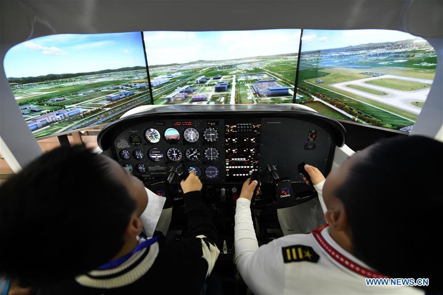 Students experience simulation flight during the China Junior Flight Simulation Championships in Harbin, northeast China\'s Heilongjiang Province, Nov. 24, 2018. About 411 students of 46 teams took part in the two-day championships. (Xinhua/Wang Song)