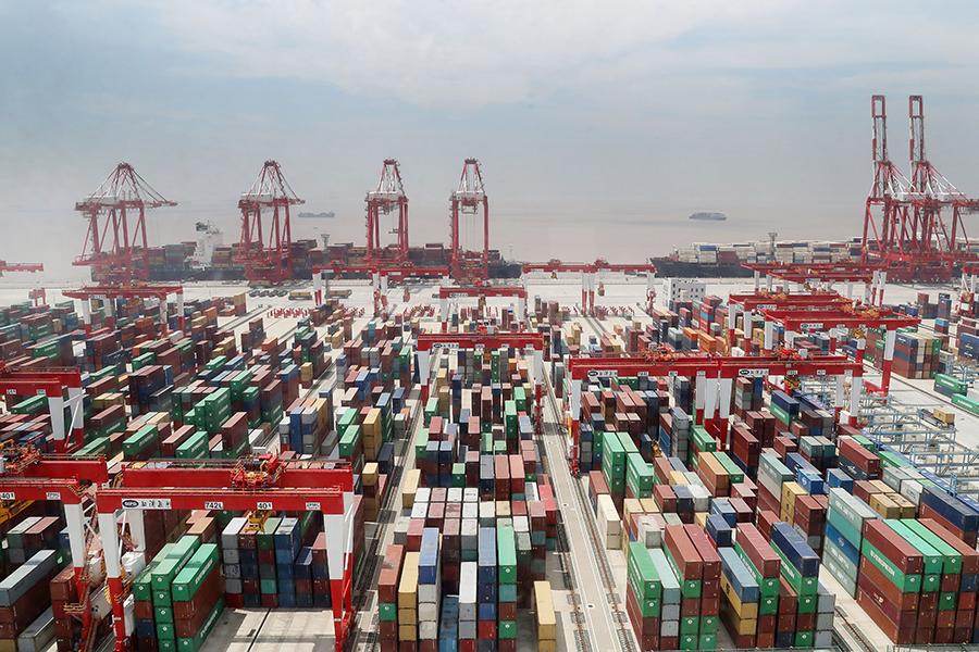 Cargo containers pack the Yangshan port in the Shanghai Pilot Free Trade Zone on May 17. (Photo/Xinhua)
New mission
About 40 years ago, China established special economic zones, which served as windows and testing grounds when the authorities decided to open the domestic market and modernize the country\'s economy.
Foreign investment flowed in, new regulations were issued and new technologies were tested first in these areas-later spreading to other parts of the country, contributing to the fast growth of China\'s economy over the years.
Observers see the establishment of pilot FTZs as a new move for China to push ahead reform and opening-up in a new domestic and external environment.
Compared with special economic zones, pilot FTZs aim to achieve mutual benefit and enable the country to participate in global economic cooperation and competition at a higher level, Luo Qinghe, a professor with Shenzhen University, wrote in a research paper.
A raft of measures have been taken for pilot FTZs to create a more investor-friendly business environment in support of fair competition.
The negative list for foreign investment, for instance, has been shortened in pilot FTZs to broaden market access. Over the past five years, the negative list has been shortened from 190 to 45 items in the Shanghai Pilot FTZ.
The Liaoning Pilot FTZ, the only pilot FTZ in Northeast China, upgraded the processes for examination and approval in the port of Dalian to facilitate the circulation of goods, with the cost for customs clearance slashed by 10 percent.
\