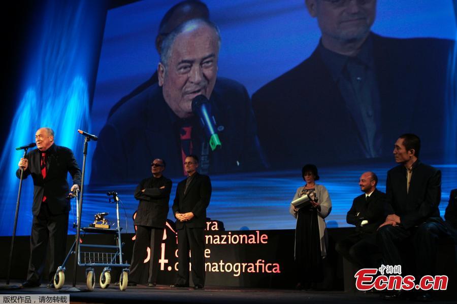 Italian director Bernardo Bertolucci, left, receives a Golden Lion as a special award to mark the 75th anniversary from the birth of the Venice Film Festival at its 64th edition in Venice,Italy, Saturday, Sept. 8, 2007. (Photo/Agencies)