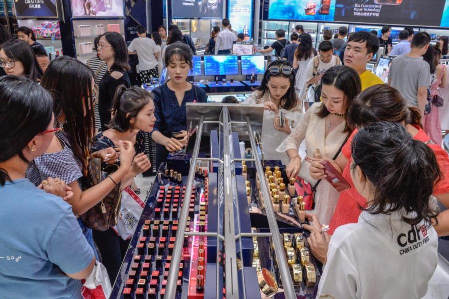 Tourists buy goods at a duty-free shop in Sanya, Hainan Province, on Oct. 4. (Photo/China News Service)
China\'s FTZs (2013-18)-five years of milestones
?Sept. 29, 2013: China establishes its first pilot FTZ in Shanghai, a global financial hub.
?Sept. 30, 2013: China first pilots a \