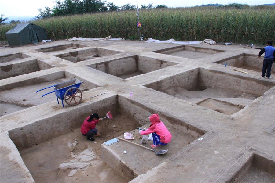 Archaeologists work at the the Lushanmao historic relics site in the Baota district of Yan\'an city, Northwest China\'s Shaanxi Province. (Photo provided to chinadaily.com.cn)