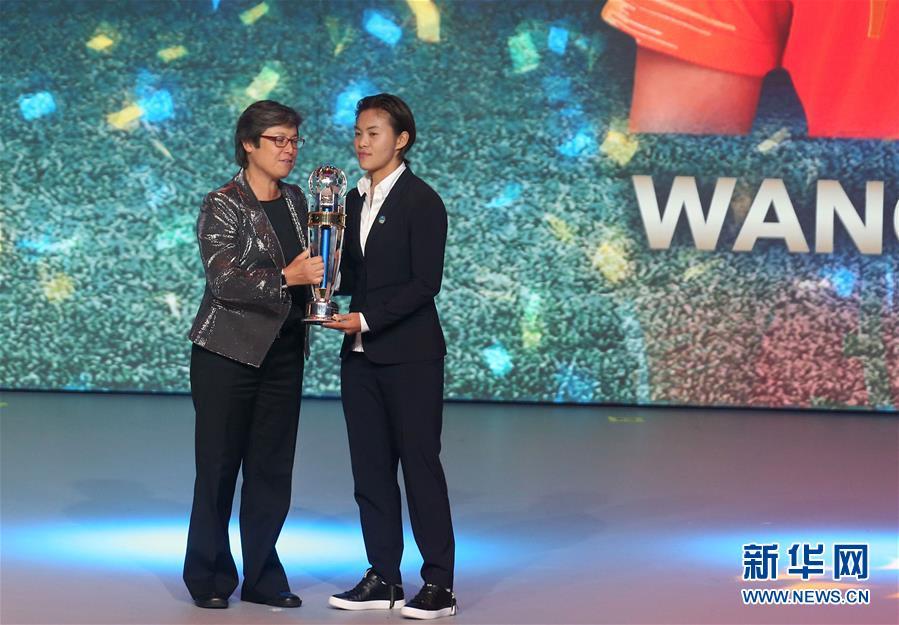 Wang Shuang from China wins the coveted AFC Women\'s Player of the Year at the AFC Annual Awards 2018 in Muscat, Oman, on Nov. 28, 2018. (Photo/Xinhua)
\