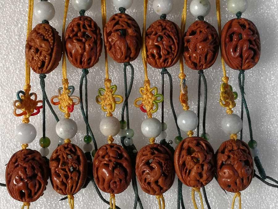 Peach pit carvings by Li Chen, a 53-year-old artist in Anshan village of Tumen city, Northeast China\'s Jilin Province. (Photo provided to chinadaily.com.cn)
Once he picked up a peach pit and carved it into a cute rabbit, sparking his interest in the art form.
Since then, he has created lots of peach pit carvings in his spare time, winning several national awards.
Pit carving, or hediao in Chinese, has a long history. It has received newfound popularity since around 2008, when the old technique was put onto the National Intangible Cultural Heritage List.