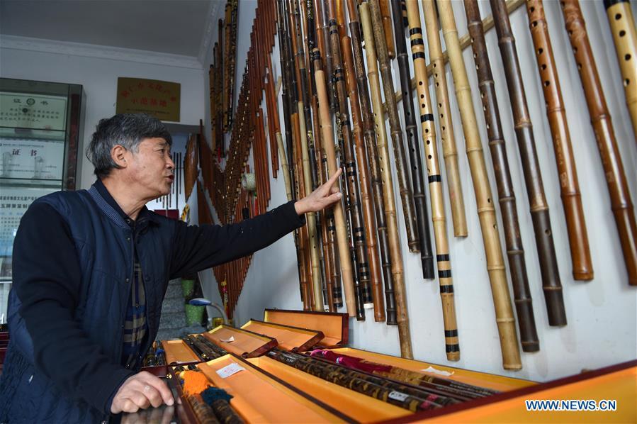 Liu Zesong, inheritor of the Yuping bamboo flute making craft, introduces flutes he made in Yuping Dong Autonomous County, southwest China\'s Guizhou Province, Nov. 29, 2018. As a traditional Chinese bamboo instrument, Yuping bamboo flute is famous for its clear tone and delicate carving. Made from local bamboo, the flute goes through dozens of procedures before finished and merges folk cultures of other ethnic groups. It was listed as one of the National Intangible Cultural Heritages in 2006. (Xinhua/Ma Ning)