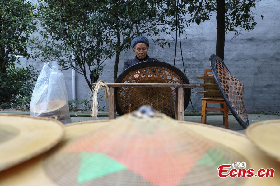 Song Erfeng knit a hat with bamboo filaments as thin as hair in a village in Tangtou town, Southwest China\'s Guizhou province. (Photo: China News Service/ Qu Honglun)