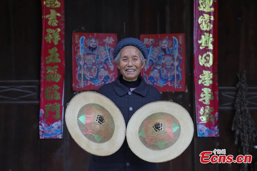 Song Erfeng shows bamboo hats in a village in Tangtou town, Southwest China\'s Guizhou province. (Photo: China News Service/ Qu Honglun)