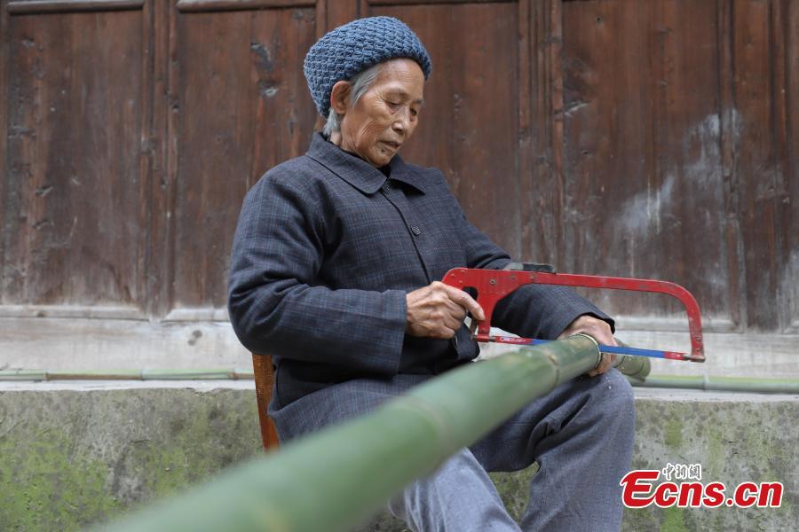 78-year-old Song Erfeng chops bamboo into long and thin filaments in preparation for materials to make bamboo hats in a village in Tangtou town, Southwest China\'s Guizhou province on December 3, 2018. As an inheritor of bamboo hat making skills, Song has been practicing the craft for 70 years. Being made with bamboo filaments as thin as hair, the special hat has a history that can be traced back to Ming Dynasty (1368-1644). (Photo: China News Service/ Qu Honglun)