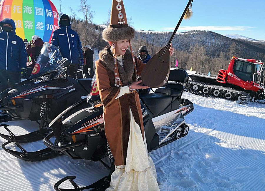 Winter tourists at the Keketuohai geopark in Northwest China\'s Xinjiang Uygur autonomous region. (Photo provided to chinadaily.com.cn)