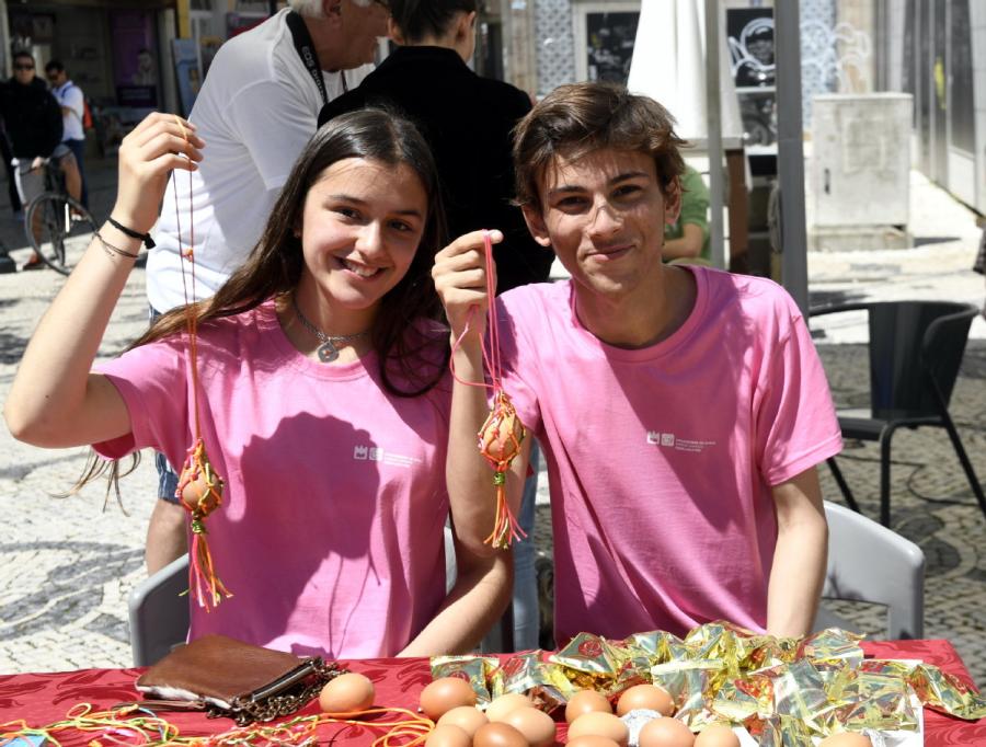 Education
Students at the Confucius Institute at Aveiro University present egg bags during the opening ceremony of a dragon boat sailing event in Aveiro, Portugal, June 16, 2018. (Photo/Xinhua)
Today, 17 Chinese universities offer Portuguese courses, and in Portugal, four Confucius Institutes have been opened and the Chinese language is taught in several schools and universities.
An exhibition, Wisdom of Confucius Culture, kicked off at the Confucius Institute of Lisbon University in Portugal on Nov. 26, 2018.
Some 60 pictures of Confucius\' stories, his hometown and the Confucius Temple were on display, reflecting the enchantment of Confucianism and the development of East China\'s Shandong province, where Confucius was born more than 2,500 years ago.
Tourism
Starting from Jan 1, 2019, five cities in China will carry out the 144-hour visa-free transit policy for foreign visitors from Portugal, an increase from 72 hours in 2013.
The five cities are Xiamen in East China\'s Fujian Province, Qingdao in East China\'s Shandong Province, Wuhan in Central China\'s Hubei Province, Chengdu in Southwest China\'s Sichuan province and Kunming in Southwest China\'s Yunnan Province.