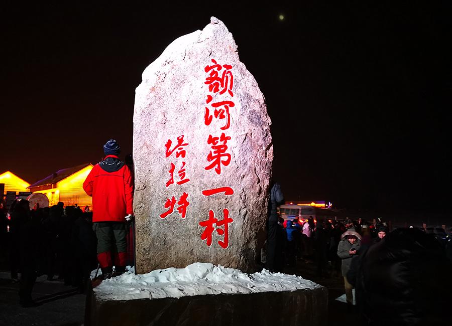 Tourists pay a visit to the Keketuohai geopark in Northwest China\'s Xinjiang Uygur autonomous region. (Photo provided to chinadaily.com.cn)