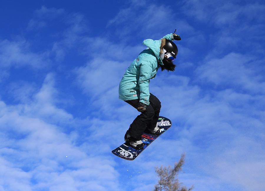 A snowboarder at the Keketuohai geopark in Northwest China\'s Xinjiang Uygur autonomous region. (Photo provided to chinadaily.com.cn)
Northwest China\'s Xinjiang Uygur autonomous region has officially opened its first global geopark, turning an abandoned mine in Keketuohai into a sustainable tourism destination that will improve local living standards.
Located south of the Altay Mountains and at the base of the Irtysh River, the park is the first global geopark in Xinjiang and covers more than 2,300 square kilometers. Visitors will be able to enjoy breathtaking views including the Irtysh Grand Canyon, a huge mine crater, lakes, mountains, a waterfall, fossils and rivers.
UNESCO announced eight new global geoparks, including Keketuohai, last May.
\