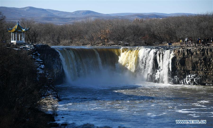 Photo taken on Dec. 5, 2018 shows the Diaoshuilou Waterfall on the Jingpo Lake, northeast China\'s Heilongjiang Province. The waterfall attracted many tourists. (Xinhua/Wang Jianwei)