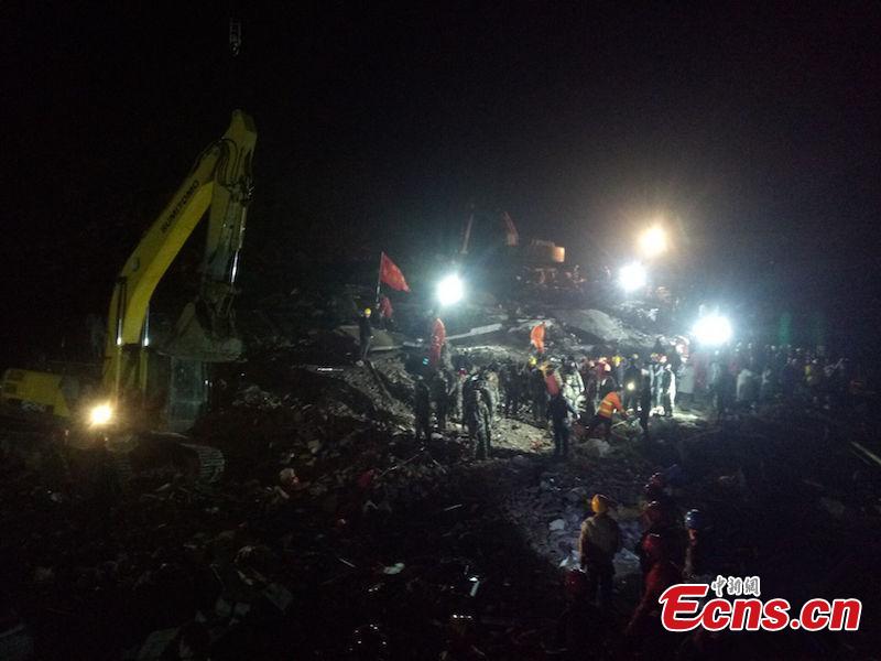 Rescuers race against time pulling buried people out of debris after a landslide topped three houses in Xuyong county, Sichuan province, on Sunday. (Photo: China News Service/ Su Zhongguo)
Eight people have been pulled out of the debris of a landslide that toppled three houses Sunday afternoon in Southwest China\'s Sichuan province. Three died en route to hospital and the other five were under emergency treatment in hospital, local government said. Twelve people were estimated buried in the landslide that occurred at about 5 pm in Fenshui township in Xuyong county. More than 600 rescuers were racing against the clock to reach more survivors. Of the 12 people, eight were local residents and four were renters, Tang Jie, the county head leading rescue efforts at the scene, told Xinhua.