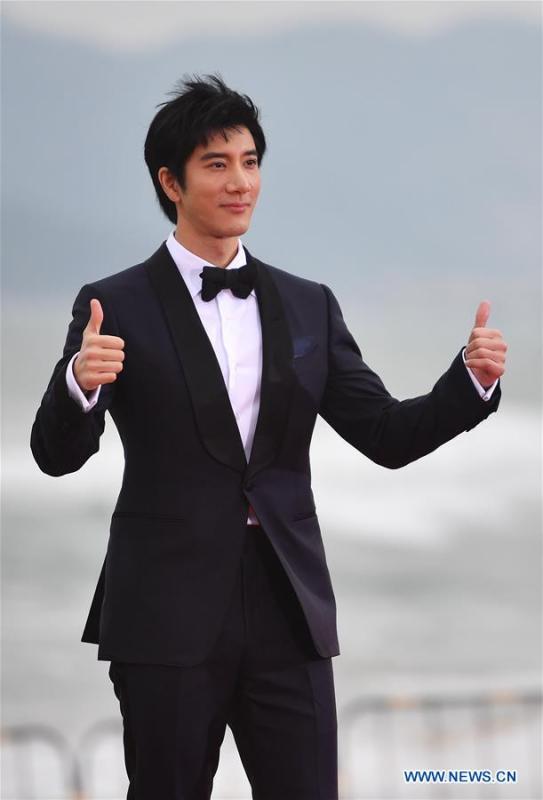 Singer Leehom Wang poses on the red carpet ceremony of the first Hainan International Film Festival in Sanya, south China\'s Hainan Province, Dec. 16, 2018. The first Hainan International Film Festival closed on Sunday in the tropical coastal city of Sanya in the country\'s southern-most island province of Hainan. The film festival is one of Hainan\'s first series of projects in building itself into a pilot free trade zone and a free trade port. (Xinhua/Guo Cheng)