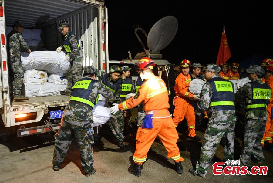 Rescuers help people affected by an earthquake at a temporary shelter in Xingwen County, Southwest China’s Sichuan Province, Dec. 17, 2018. A magnitude 5.7 earthquake jolted the county Sunday. As at 5:30 p.m. Sunday, 16 people had been reported injured in the earthquake. (Photo: China News Service/Liu Zhongjun)
