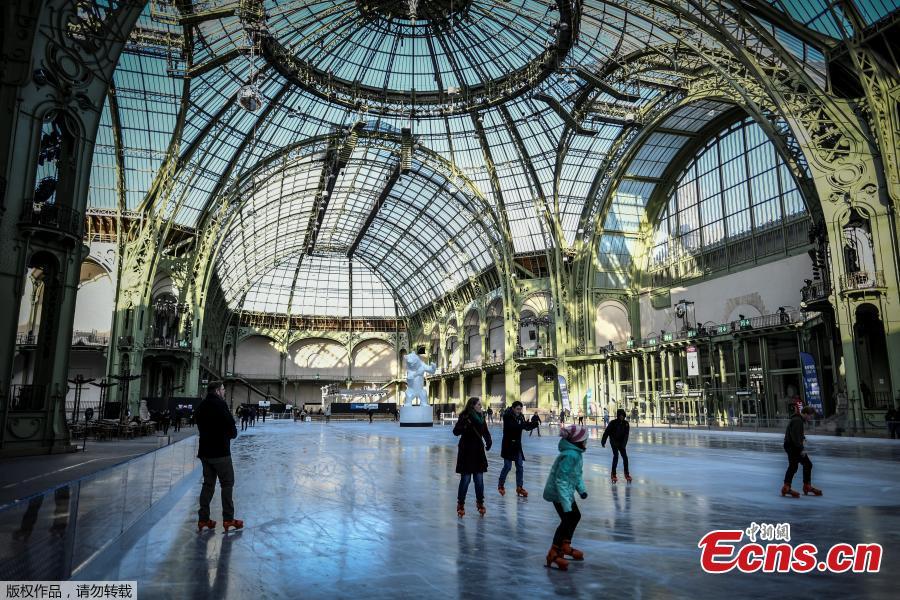 People ice skate at the Grand Palais in Paris, Dec. 17, 2018. The Grand Palais skating rink opens to the public during Christmas holidays and is the largest temporary ice rink created in France. Debuted in 1900 in time for the World\'s Fair, the Grand Palais is one of Paris\' most beautiful and recognizable structures. (Photo/Agencies)