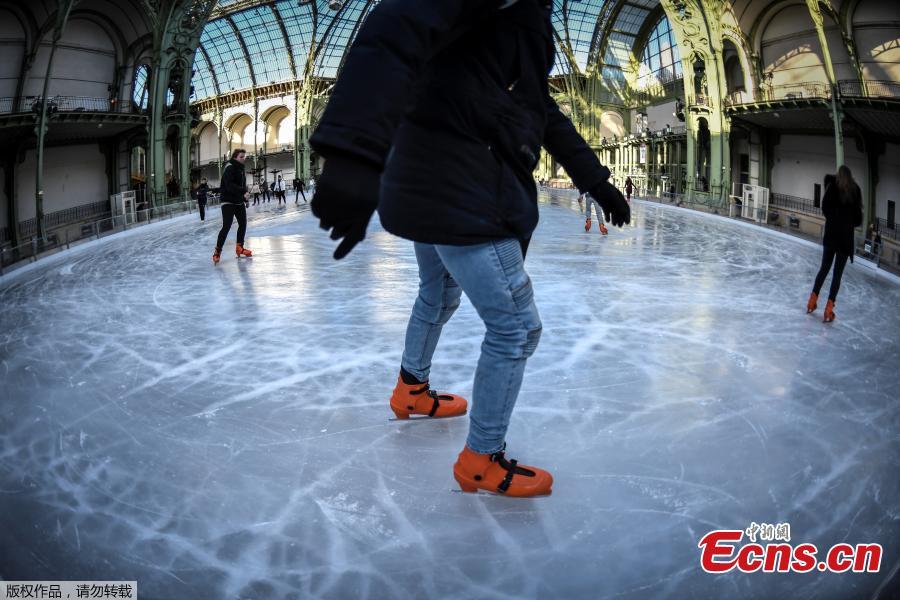 People ice skate at the Grand Palais in Paris, Dec. 17, 2018. The Grand Palais skating rink opens to the public during Christmas holidays and is the largest temporary ice rink created in France. Debuted in 1900 in time for the World\'s Fair, the Grand Palais is one of Paris\' most beautiful and recognizable structures. (Photo/Agencies)