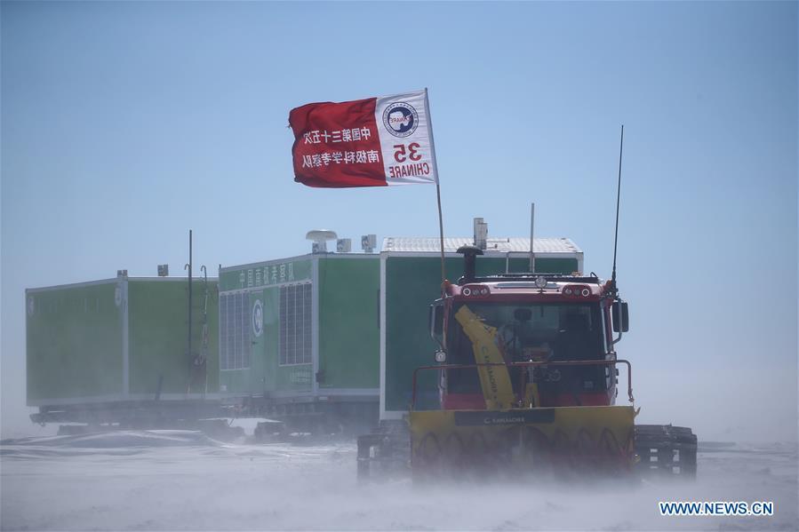 Two inland expedition teams of Chinese researchers on China\'s 35th Antarctic expedition encounter a blizzard on their way to China\'s Kunlun and Taishan stations in Antarctica, Dec. 21, 2018. (Xinhua/Liu Shiping)