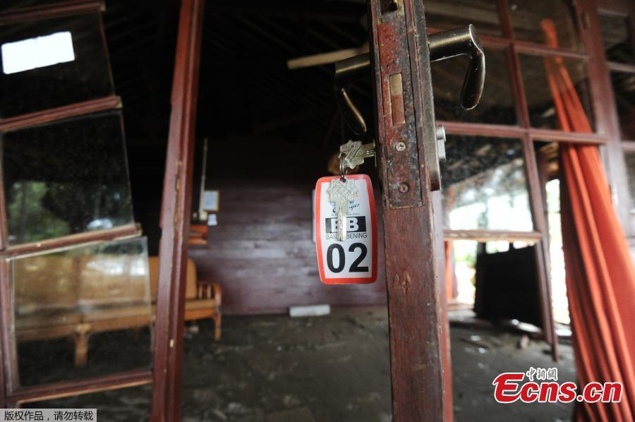 A key still sits inside the lock of a door in a damaged building at the Mutiara Carita Cottages in Carita in Banten province, Dec. 24, 2018, two days after a tsunami - caused by activity at a volcano known as the \'child\' of Krakatoa - hit the west coast of Indonesia\'s Java island. Indonesian military and rescue teams fanned out across a stretch of coastline on Monday, hoping to find survivors of a tsunami triggered by a landslide from a volcano that killed at least 373 people.  (Photo/Agencies)