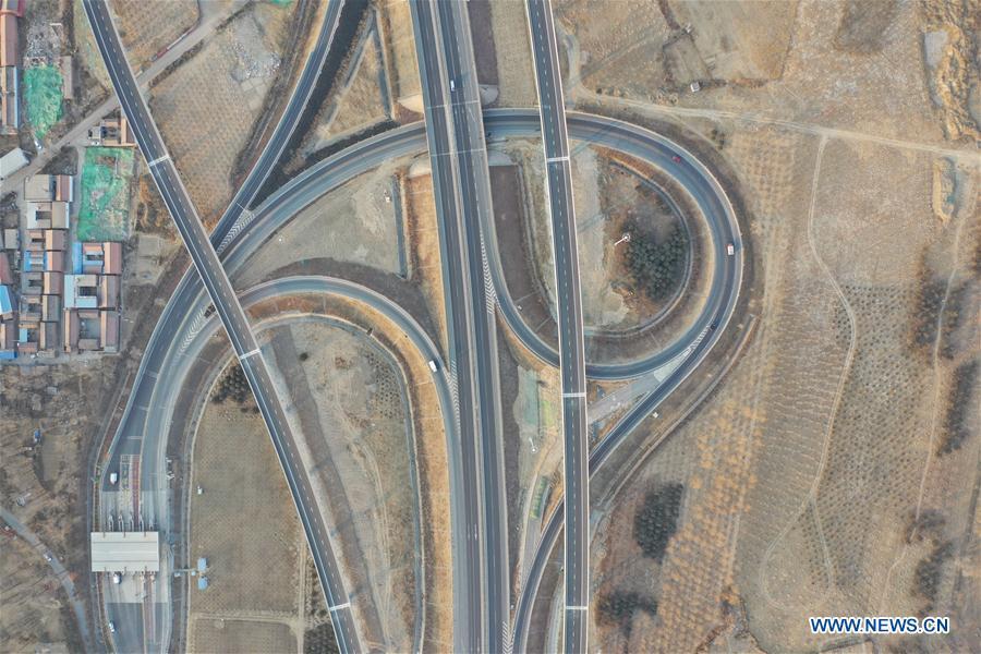 Aerial photo taken on Jan. 1, 2019 shows the Xinglongkou-Yanqing section of Beijing-Chongli Expressway in Beijing, capital of China. After more than three years\' construction work, the 42.2-km-long Xinglongkou-Yanqing section of Beijing-Chongli Expressway linking northwest Beijing\'s Xinglongkou Village in Changping district and Yanqing district opened to traffic on Tuesday. Beijing-Chongli Expressway starts from Beijing and ends at Chongli of north China\'s Hebei Province. It will serve the Beijing International Horticultural Exhibition 2019 and the Beijing 2022 Winter Games, which are to be held in Yanqing and Chongli respectively. (Xinhua/Xing Guangli)