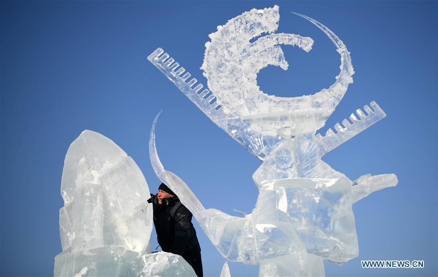 A contestant makes an ice sculpture during an international ice sculpture competition in Harbin, capital of northeast China\'s Heilongjiang Province, Jan. 3, 2019. (Xinhua/Wang Jianwei)