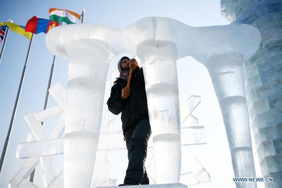 A contestant makes an ice sculpture during an international ice sculpture competition in Harbin, capital of northeast China\'s Heilongjiang Province, Jan. 3, 2019. (Xinhua/Wang Jianwei)