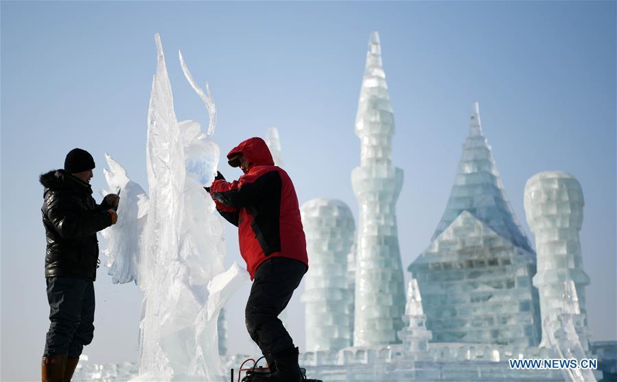 Contestants make an ice sculpture during an international ice sculpture competition in Harbin, capital of northeast China\'s Heilongjiang Province, Jan. 3, 2019. (Xinhua/Wang Jianwei)