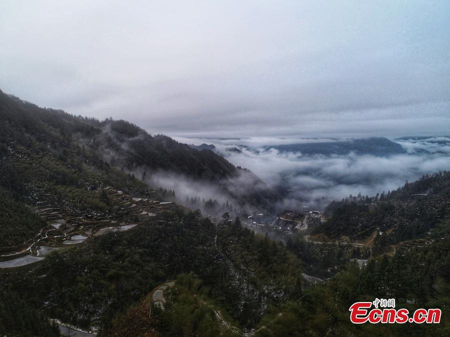 A sea of clouds surrounds Motianling, an approximately 2,000-meter-high peak in Rongshui Miao Autonomous County in Liuzhu City, South China\'s Guangxi Zhuang Autonomous Region, Jan. 5, 2019. (Photo: China News Service/Wang Yizhao)