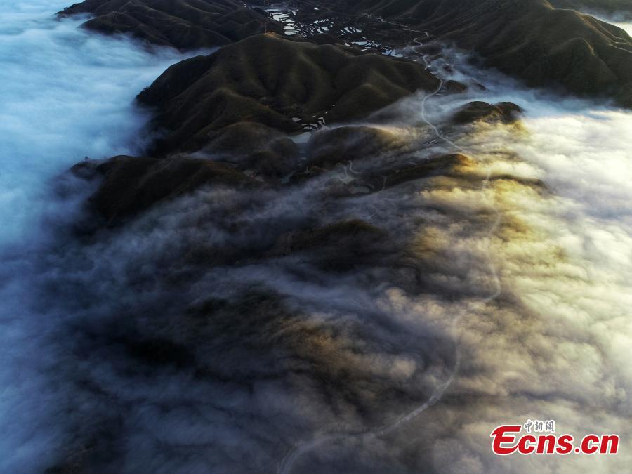 A sea of clouds surrounds Motianling, an approximately 2,000-meter-high peak in Rongshui Miao Autonomous County in Liuzhu City, South China\'s Guangxi Zhuang Autonomous Region, Jan. 5, 2019. (Photo: China News Service/Wang Yizhao)