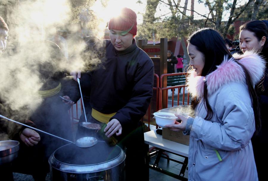 Volunteers serve freshly cooked Laba porridge at Yonghe Temple, Beijing, on Jan. 13, 2019. (Photo/China Daily)

Citizens and tourists gathered at Yonghe Temple in Beijing to receive Laba porridge on Sunday.

It was the eighth day of the 12th month of the Chinese lunar calendar, and Yonghe Temple opened to the public free of charge and distributed the porridge to mark the occasion.

Many people braved the cold weather to \