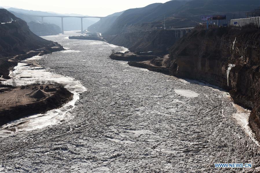 Photo taken on Jan. 16, 2019 shows the frozen Yellow River in the lower reaches of the Hukou Waterfall in Hukou Town of Jixian County in Linfen City, north China\'s Shanxi Province. More than 70 kilometers of the Yellow River\'s Hukou section were covered with ice due to lasting low temperatures. (Xinhua/Lyv Guiming)