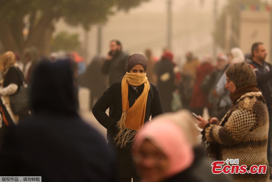 A woman covers her face during a sandstorm in Cairo, Egypt, Jan. 16, 2019. Egypt\'s capital Cairo and some of its port cities were hit by a severe sandstorm, with strong winds and heavy dust forcing the closure of several ports. (Photo/Agencies)