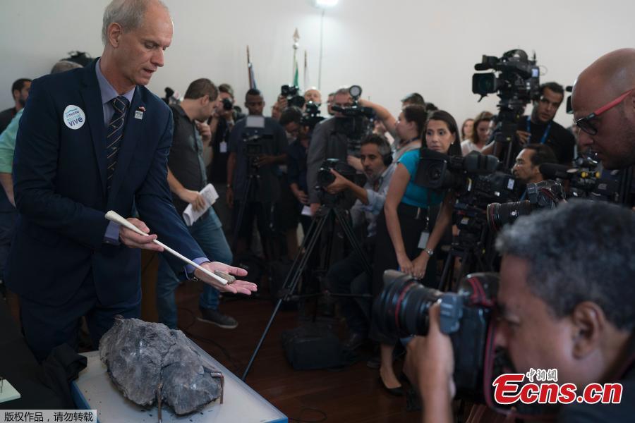 National Museum Director Alexander Kellner shows a bone fragment fossil from the flying reptile Pterosaur, his left hand, found in the Antarctica, during a media presentation in Rio de Janeiro, Brazil, Jan. 16, 2019. The National Museum will inaugurate on Jan. 17 their first exhibition after the fire, held at the building that houses the Cultural Center and Museum of Brazil’s Mint. (Photo/Agencies)