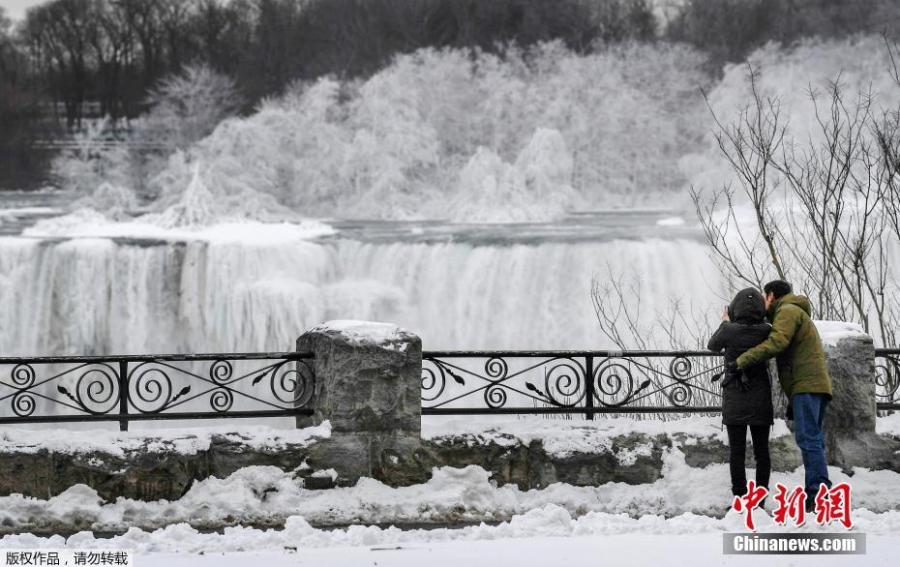 A couple takes a photo of ice, formed on the American Falls in Niagara Falls, New York, due to subzero temperatures, viewed from the Canadian side, in Niagara Falls, Ontario, Canada, Jan. 22, 2019. (Photo/Agencies)