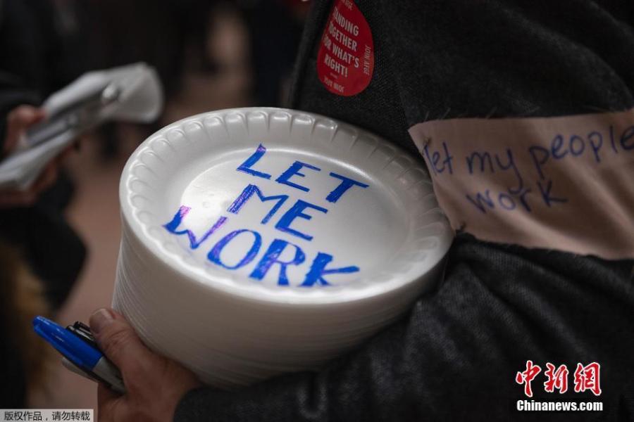 Furloughed government workers affected by the shutdown hold a silent protest against the ongoing partial government shutdown on Capitol Hill in Washington, Jan. 23, 2019. Protesters held up disposable plates instead of posters to avoid being arrested. (Photo/Agencies)