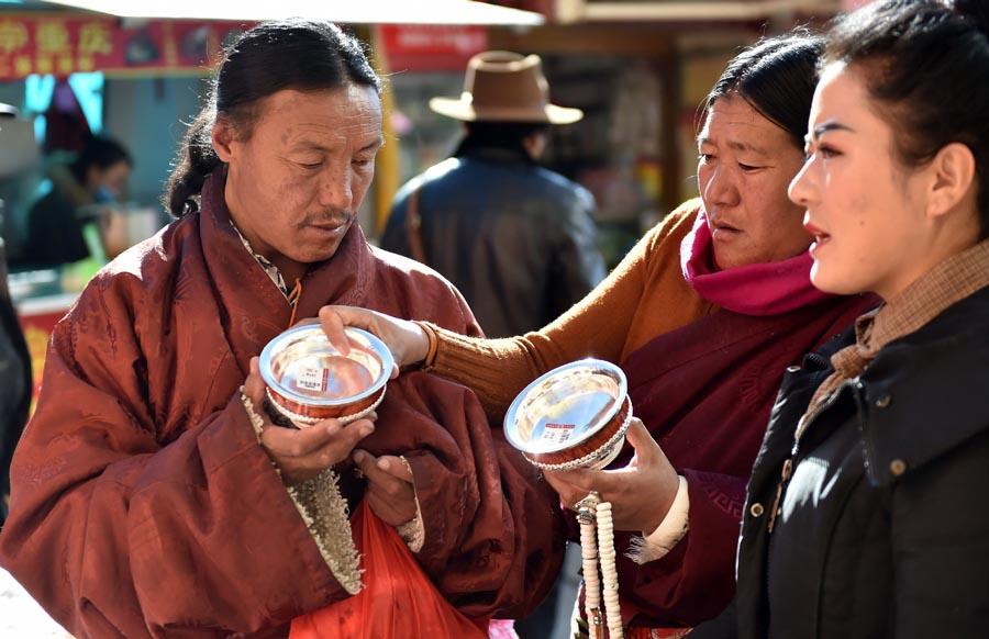 Customers buy new bowls in Lhasa, Jan. 22, 2019. (Photo/Xinhua)