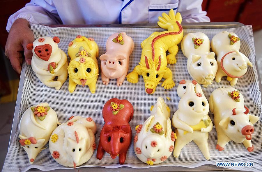 A villager shows buns just steamed to greet the lunar New Year in Shengjiazhuang Village, Jiaozhou City of east China\'s Shandong Province, Jan. 24, 2019. (Xinhua/Wang Zhaomai)