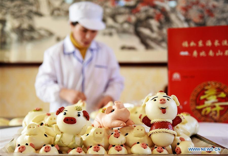 A villager packs buns made to celebrate the lunar New Year in Shengjiazhuang Village, Jiaozhou City of east China\'s Shandong Province, Jan. 24, 2019. (Xinhua/Wang Zhaomai)