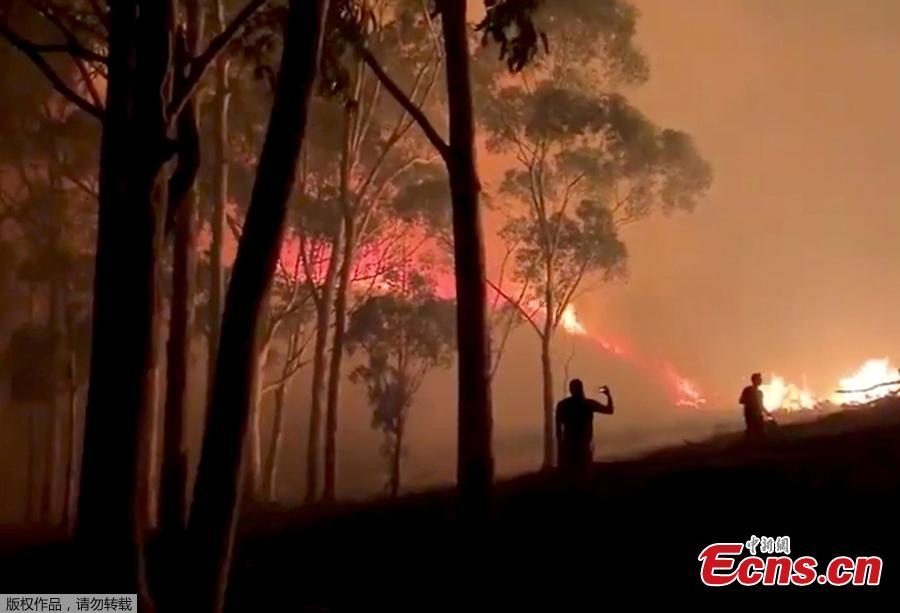 Smoke rises from a burning mountainside in Cape Town, South Africa, January 27, 2019, in this picture obtained from social media.(Photo/Agencies)