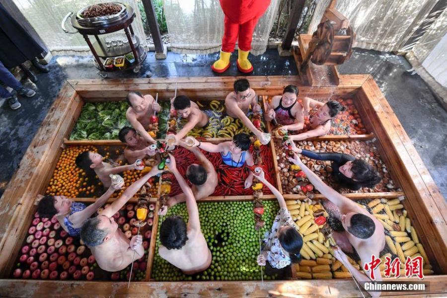 Photo taken on Jan. 27, 2019 shows a rare spring spa, where the water is separated into nine sections filled with nine kinds of vegetables and fruit, at a resort in Hangzhou City, Zhejiang Province, Jan. 27, 2019. The hotel said the special setting is for tourists to enjoy the Spring Festival. (Photo: China News Service/Wang Jie)