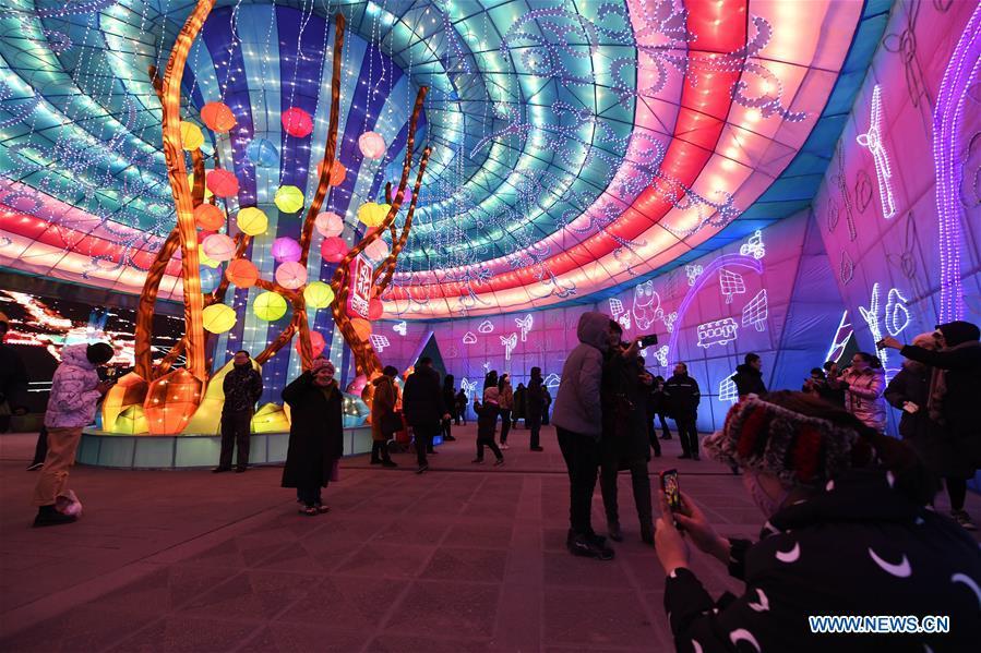 People visit a lantern festival in Datong City, north China\'s Shanxi Province, Jan. 31, 2019. A lantern festival to greet the upcoming Chinese Spring Festival kicked off in Datong City on Thursday with over 100 sets of colorful lanterns on display. (Xinhua/Yang Chenguang)