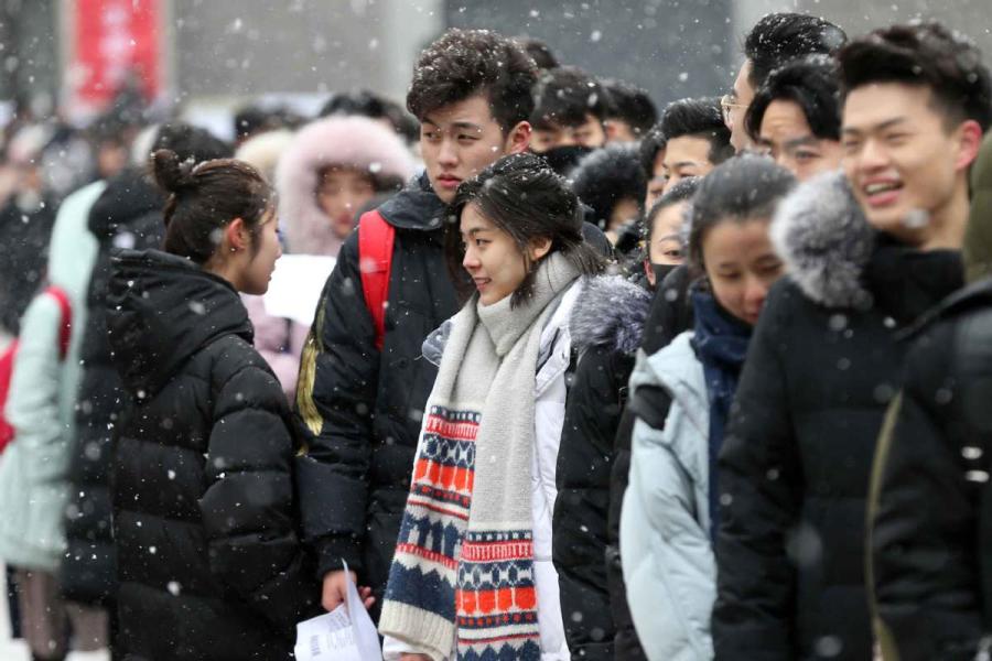 Students line up for an admission test at the Central Academy of Drama in Beijing on Feb. 12, 2019, a day when the city has seen a light snowfall. (Photo/chinadaily.com.cn)