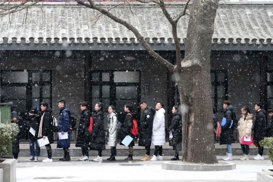 Students line up for an admission test at the Central Academy of Drama in Beijing on Feb. 12, 2019.  (Photo/chinadaily.com.cn)