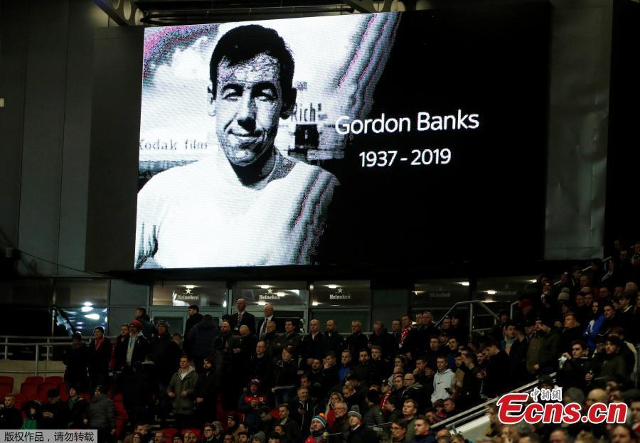 A tribute in memory of Gordon Banks is shown on the giant screen before a football match at Ashton Gate Stadium, Bristol, Britain, Feb. 12, 2019. English soccer club Stoke said that World Cup-winning England goalkeeper Gordon Banks has died at 81. (Photo/Agencies)