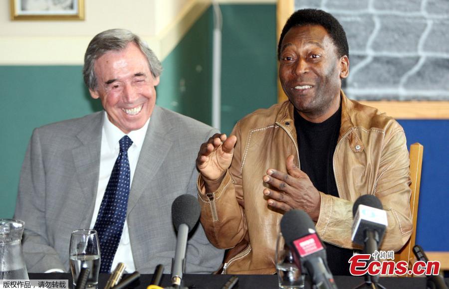 This March 4, 2004 file photo shows Brazilian soccer legend Pele and former England goalkeeper Gordon Banks, who saved a header from Pele in the 1970 World Cup, at a press conference in London, to mark FIFA\'s 100 year anniversary. (Photo/Agencies)